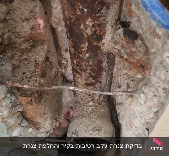 צינור חלוד עם חפירה וכלי עבודה